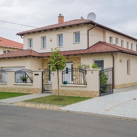Aura Apartman Hajduszoboszlo Exterior foto