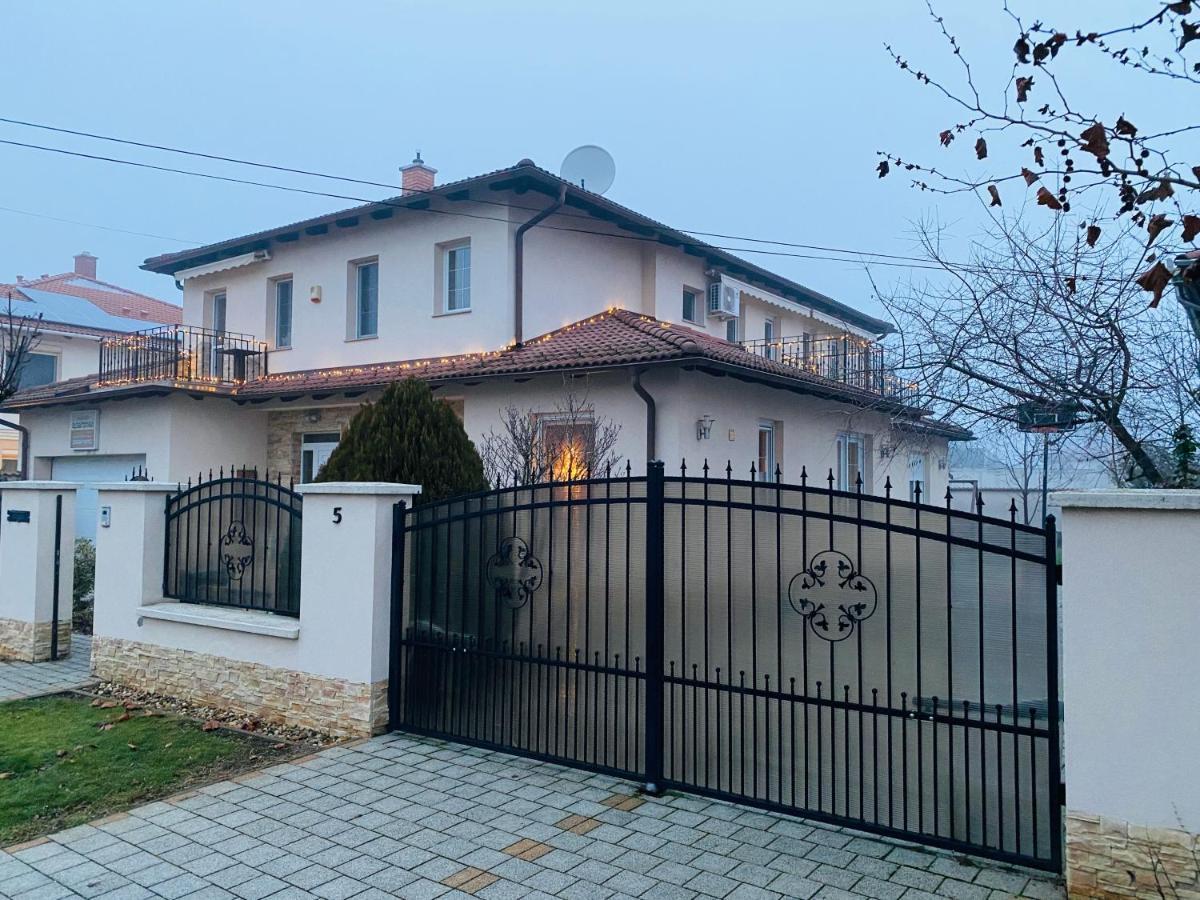 Aura Apartman Hajduszoboszlo Exterior foto